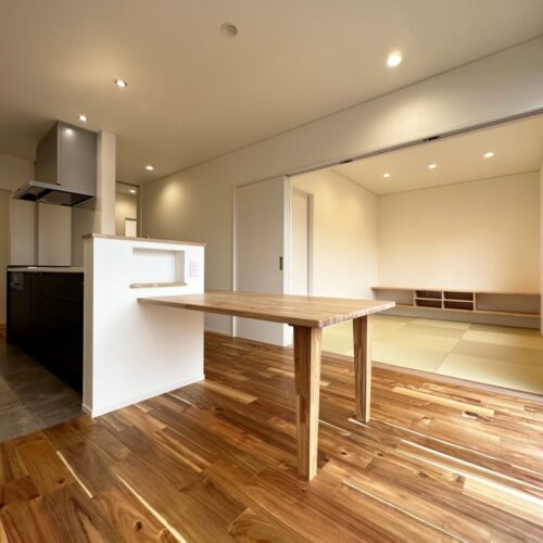 ダイニング側からリビングを見るとこんな感じ。  ご飯を食べて、畳リビングでゴロン(*^^*)  最高です！