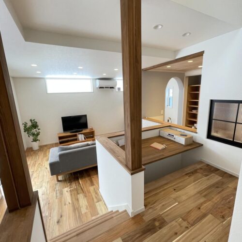 スキップフロアは掘りごたつのように足を下せるスタイルで長時間の作業でも足腰の負担を軽減(^_-)-☆