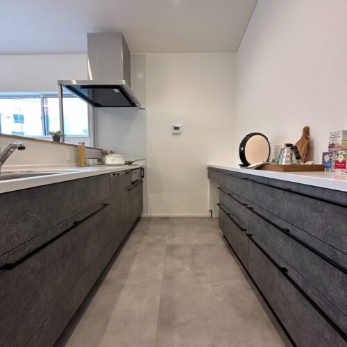 キッチンとカップボードはタカラスタンダードのオフェリアを選ばれました。カラーはシャイングレーです。シンプルで洗練されたおしゃれな印象に(^_-)-☆