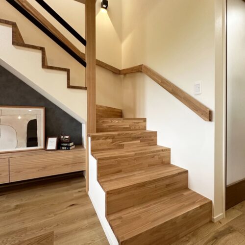 階段の踏板・蹴込み板・側板は大工さんお手製！  おっと！忘れてはいけない！！ボードレール（手すり）も造作です★