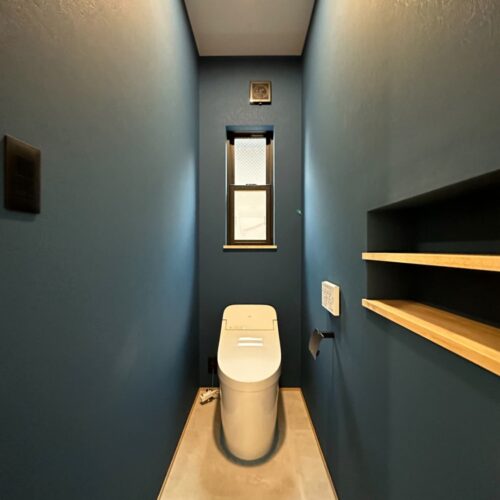 クロスの色が印象的なトイレ空間。（クロス：ルノン RF-8248）  窓のサッシやトイレットペーパーホルダー、電気のスイッチもブラックにしてトイレ全体の雰囲気にしっかり合わせているのがオシャレ～(*´▽｀*)