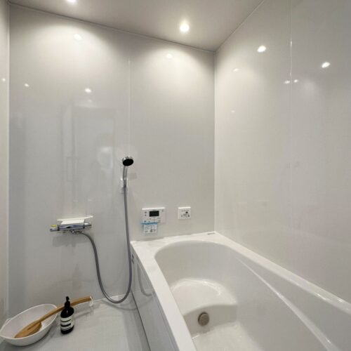 お風呂はお家に合わせて白で統一しました。  鏡と窓は取り付けずスッキリとした仕上がりに！  毎日のお掃除もラクラク☆