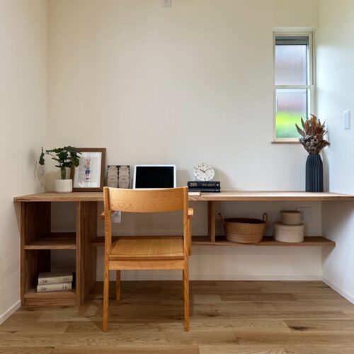 リビングの一角にはワークスペースを設けました。  ワークスペースだけではなく、家事の合間にちょっと一息♪な～んて使い方も◎