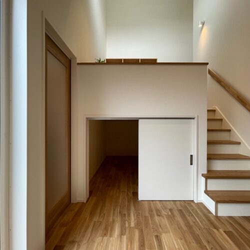 スキップフロア下が収納になっています。大人が寝転がれる程の余裕の広さ！  大きな物も楽々収納できます♪