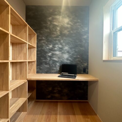 寝室横には、旦那様専用のワークスペースを設けました。  仕事の本や資料などを収納できる棚も造作しました。