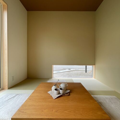 扉は設けずオープンタイプの和室です。  でも安心のロールスクリーン付き♪  畳：DAIKENのふちなし半畳 銀白100A 16若草色