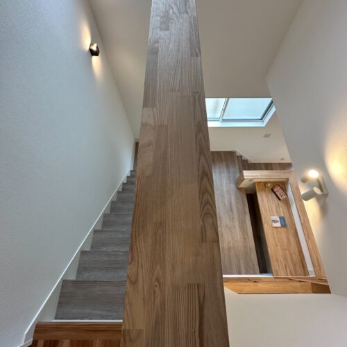 スキップフロアの天井は吹き抜けで開放的に。二階にいる家族ともちょっとしたコミュニケーションがとりやすいです(^^♪