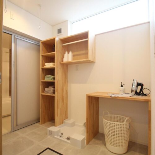 洗面スペースの向かいには、脱衣室兼ランドリールームがあります。  カウンターや収納棚は、高さや使い勝手を考え、大工さんが丁寧に造作しました(^・^)