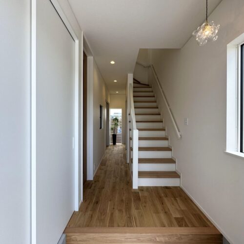 玄関を入った廊下の先に縦長のFIX窓を設け、視線の『抜け』を意識しました。  自然の採光も取り入れられるので一石二鳥(*^^)v