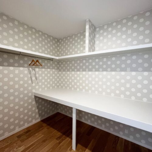 階段を上がってすぐ左側には約4帖ほどの納戸を設けました。  季節物の洋服やお布団、五月人形やお雛様など…たっぷり収納できます◎  パイプハンガーも取り付けたので、コート類も掛けて収納できるのが嬉しい(*^^)v  あったら嬉しい納戸！オススメです♪     クロス：リリカラ LV-3436（ミッフィーちゃんが隠れています♡）