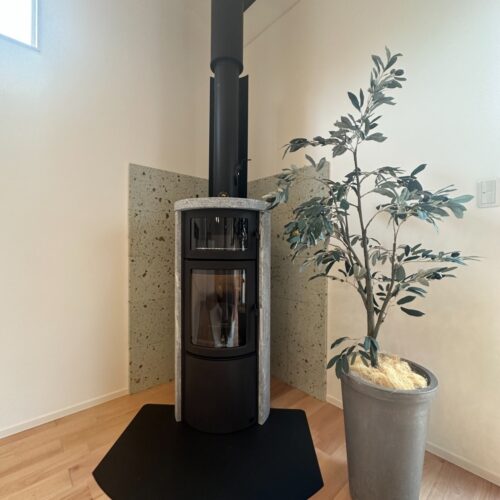 リビングには薪ストーブを(*^-^*)  冬はポカポカあたたかく過ごせそうですね。  ピザを焼いたりと使い方もいろいろで楽しそう♪