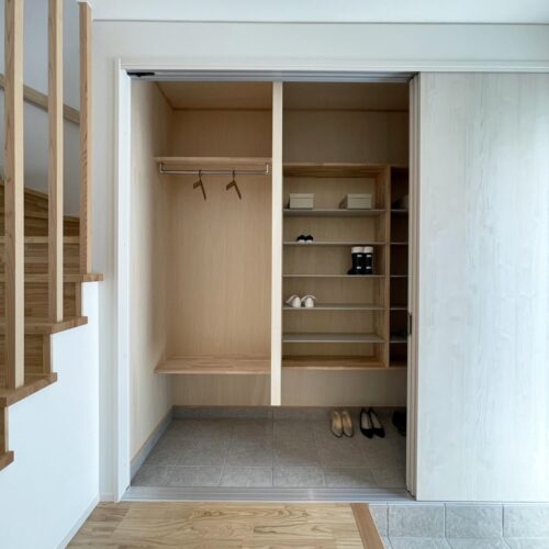 シューズクローゼットは、玄関側からも室内側からも靴や荷物が取りやすい場所に造られました。  パイプハンガーもあるので、濡れたコートも室内に持ち込むこともなくこちらに収納し、また扉を付けられたのでお客様が来られても見えないのがうれしいポイントです(^^)