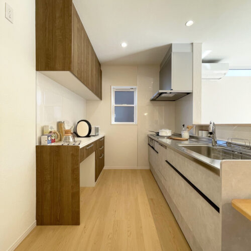 キッチン：リクシル　シエラ  カップボード：クリナップ  カップボードには、ごみ箱を置くスペースが開いており、料理はもちろん、片付けもしやすそうです(^^♪