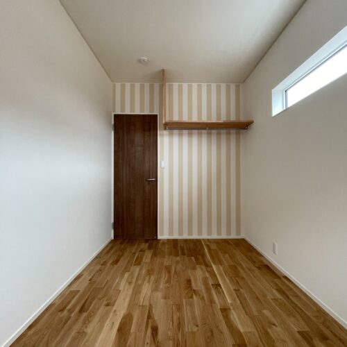 子ども部屋はオープンクローゼットに！お部屋が広く見えることと整理整頓の意識が自然と身につくところがメリットです(*^^*)  隣にもう1部屋同じタイプの子ども部屋があります。