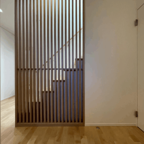 階段横には大工さんお手製の造作縦格子。和モダンな雰囲気を演出してくれますね♪