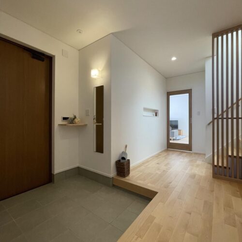 玄関ホールは広々設計！家族全員で座っても渋滞知らずです。  カバザクラの無垢床が優しくお出迎えします☆