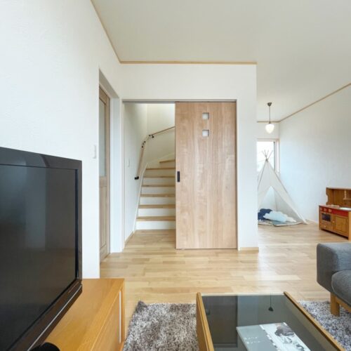 リビングにある隠し階段(*^^*)  冬は引戸を閉めることで、2階からの寒気をシャットダウン！  また、テレビの音なども2階に聞こえづらくなるのもうれしい～☆  引戸を閉めればそこに階段があるだなんて誰も気づきません(´艸｀*)