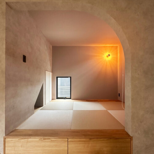 ゆるやかなアーチの壁で仕切られたこちらのお部屋はヌックです！ヌックとは居心地のいいこじんまりとした場所。小上がりになった畳の空間は3.7帖とほどよい広さで、寝転んで過ごせるようになっています。ちょっとした小窓がありますが、照明をすこし暗めにすることで、落ち着いた雰囲気で時間を過ごすことができます(´ω｀*)