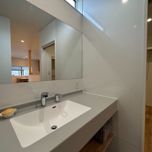 オシャレなグレーの洗面台はアイカ工業さんの洗面台です♪  天板とシンクは色違いですが、つなぎ目がなくお掃除のしやすさもちゃんと考えられています(^^♪