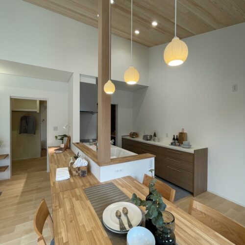 キッチンと横並びに造られたダイニングテーブルは大工さんのお手製☆  造作カウンターと繋がったタイプも人気ですが、こちらのダイニングテーブルは移動できちゃいます！来客時に椅子を増やしてみんなで食卓を囲めます(^^♪