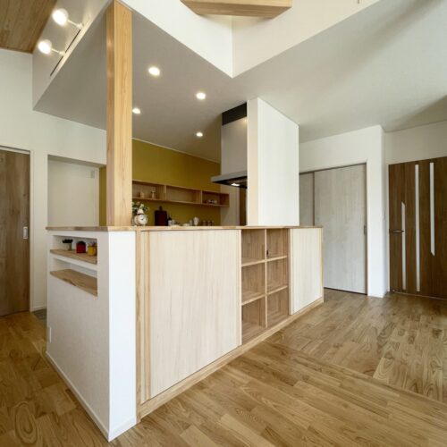 キッチンの腰壁収納です。こちらは大工さんのお手製なんですよ～！  お子様のおもちゃやお薬箱、書類などの細々したものなど、「これはどこに置こう…」と少し悩む小物もしまっておけそう(^^)