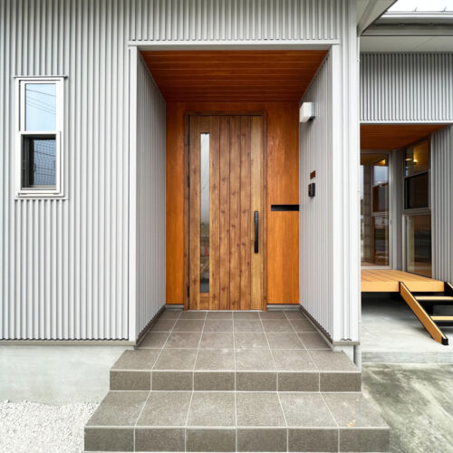 玄関ポーチはひのきの板貼り天井☆一枚一枚、心を込めて丁寧に施工しました！  施工後、日光や雨・害虫・カビなどの外敵から大切な木材をお守りするために保護塗料を塗りました。  グレーの外観と木材のバランスがとても素敵な玄関です♪