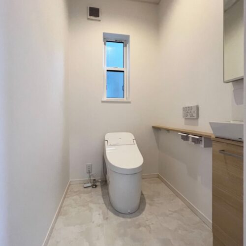 トイレはホワイト系でまとめました。  トイレの中に手洗いと鏡を設け、来客者も使いやすい空間に♪