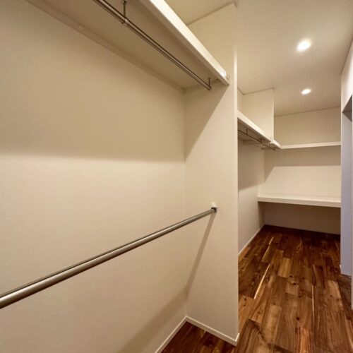 寝室には約5帖ほどのウォークインクローゼットを併設。  たっぷり収納できるようにパイプハンガーと中段を施工しました。  パイプハンガーの上には枕棚もあるので、かばんや帽子なども収納可能◎