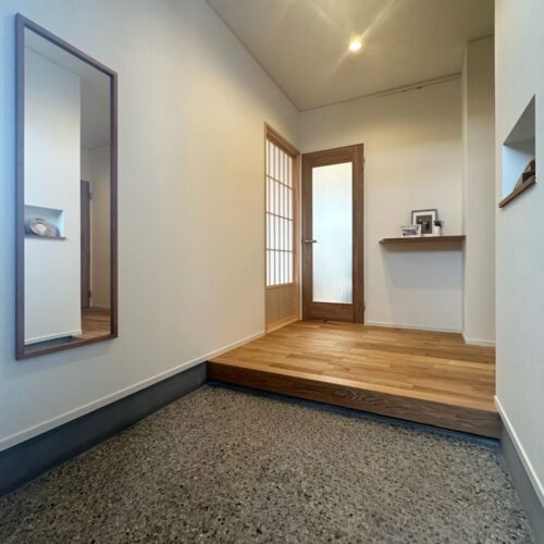 玄関土間は洗い出し仕上げに。  凹凸があることで雨や雪の日でも滑りにくいのが嬉しい◎