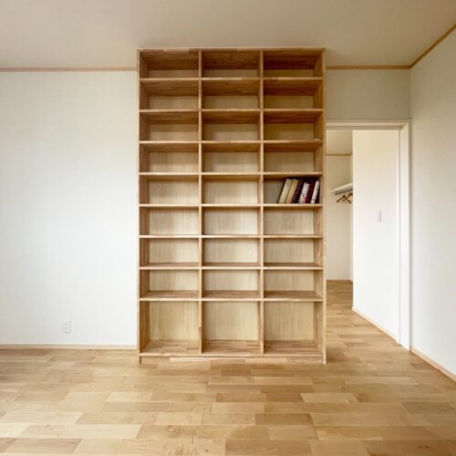 床から天井までの高さの本棚です。こちらは大工さんのお手製になります(^^)  かっこいいですよね、造作本棚！たっぷり収納できるのもとってもうれしい！