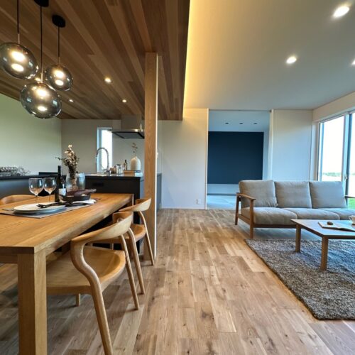 18.7帖のLDKと4.5帖の和室が繋がる広々空間。無垢材とタイルで大人な雰囲気漂うモダンな空間です。