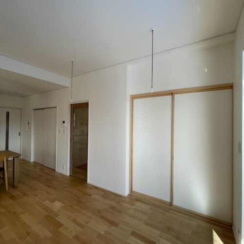 リビングの入口付近にはホスクリーンを取り付けました。  冬場は洗濯物をリビングに干すことで、加湿効果もあります！