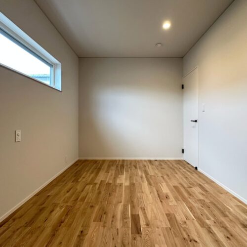 1階に造った6.7帖の主寝室です。  床材はオーク。  ファミクロがすぐ横にあるので、寝室内には特に収納は造りませんでした。