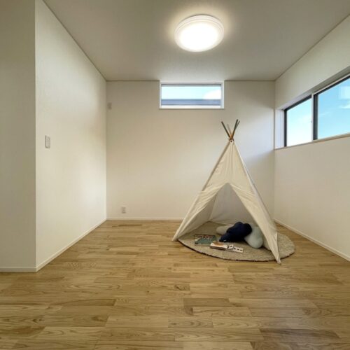 2階には子供部屋2部屋とは別に、こちらの広いスペースがあります。  ここはフリースペースとして、お子様の遊び場や、他にも洗濯物を干したりなど多様に活用できます。  また、もし将来ご家族が増えた際には、壁を設置して1つのお部屋としても利用していただけるんです(*^^*)ナイススペース！