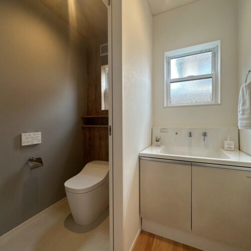 玄関ホールに設けたトイレと洗面台。帰宅時の手洗い場を共有できるので便利です♪