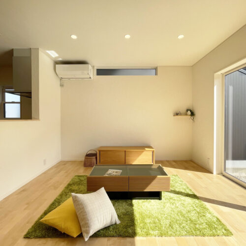 大きな窓からの日差しが気持ちいいリビング。  カバザクラの床の色が、リビングを明るくやさしい印象にしてくれます(^^♪