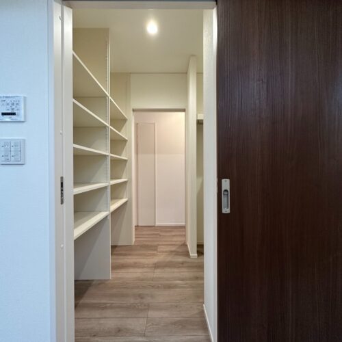 二つの扉があるファミリークローゼット！ランドリールームと玄関付近の二方向から通り抜けできる間取りになっています。行き止まりのない回遊動線、身支度や家事がとってもスムーズに!(^^)!