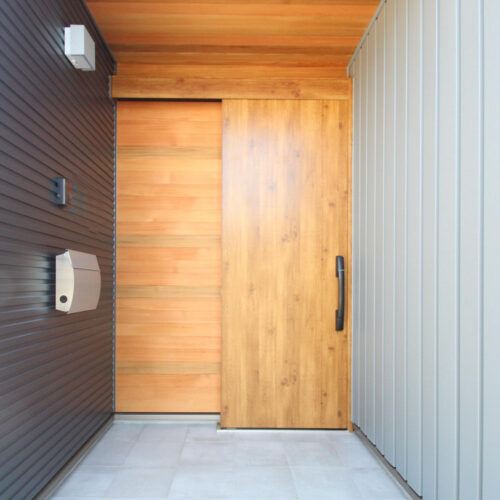 アクセントとしてレッドシダーを使用した玄関ポーチ！  様々な色味が混ざったように張られていますが、全てレッドシダーです(^・^)  天然材ならではの味わいや温かみが感じられて、とても素敵♡