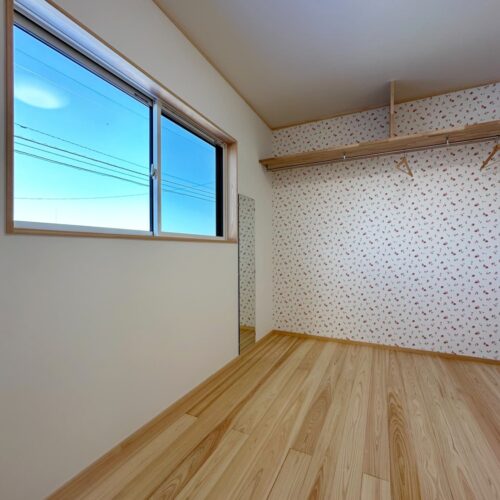 こちらの洋室には、一面だけにイチゴやさくらんぼの絵柄のアクセントクロス（サンゲツ：RE53725）が貼られています。  一言、かわいい(*^^*)！  この面は収納スペース部分なので、生活用品を収納してしまえば絵柄は隙間からちょこっと見える感じになります。  オープンタイプの収納であることと、クロスがかわいいことで、整理整頓もはかどりそうです(*´▽｀*)