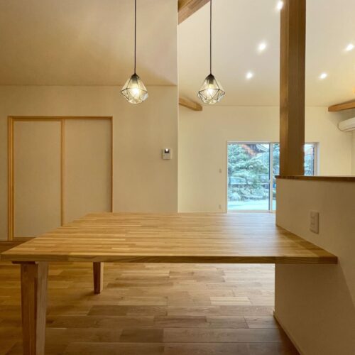 キッチン横には大工さんお手製のダイニングテーブル♪  横並びなのでお料理が運びやすいのはもちろんのこと、作業台としても活用できるのが嬉しいですね( *´艸｀)