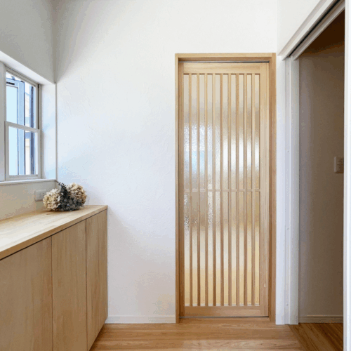 リビング入口には格子状の造作建具をチョイス。こちらもお家の雰囲気にピッタリ♡  ガラスはリビング内が見えにくいように、型ガラスを選ばれました。