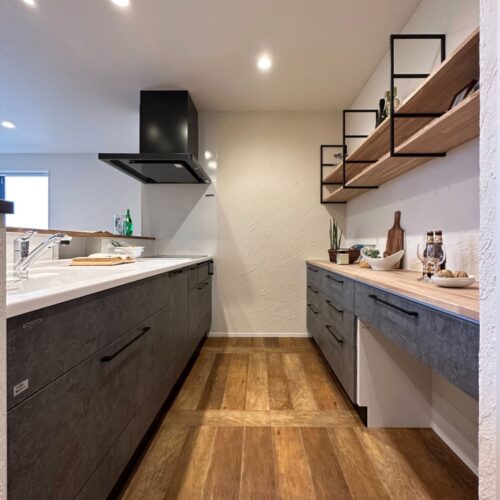 キッチンはタカラスタンダードのオフェリアを採用。  カップボード上部には、大工さんお手製の棚とアイアンラックでシンプルかつオシャレに見せる収納♪     キッチン：タカラスタンダード オフェリア（扉カラー：JK-800C）