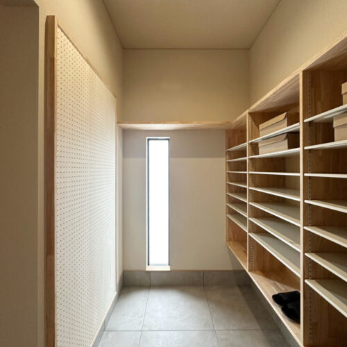 玄関横にはシューズクロークを。  シューズボックスにハンガーパイプ、有孔ボードを設置しました。  さまざまなものが収納しやすいシューズクロークです。