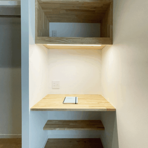 寝室横のクローゼットの中には、奥様専用のワークスペース。  手元が明るくなるように照明を取り付けました。