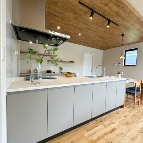 フルフラットのキッチンのリビング側には収納スペースを設けました。  たくさん収納できるので、リビングもスッキリと片付きます。