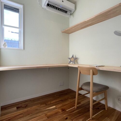 猫が大好きなご夫婦ですが・・・なんと旦那様は猫アレルギー！！  万が一の避難場所として二階に個室を設けました。