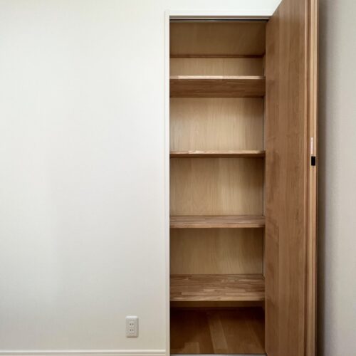 リビングには可動式の扉付き収納棚を造作しました。  可動レールは好みの高さに調節できるので、小物から背の高いものまで楽々収納できます(*^^)v  扉付きなので生活感もシャットアウトできますね♪