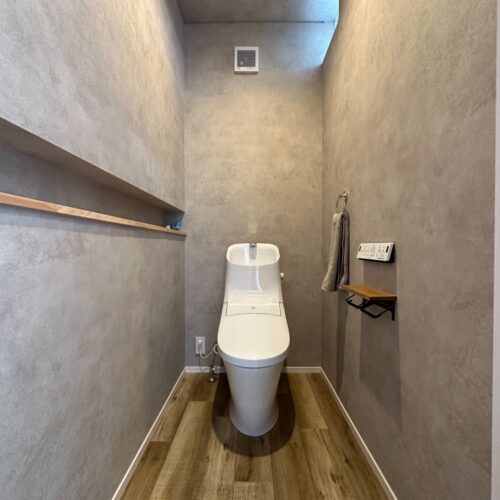 お客様をお迎えする事も多い１Ｆトイレには、壁の端から端まであるデザイン性の高いニッチを設けました(*'▽')  トイレットペーパーホルダーもこだわりの逸品を(^^♪