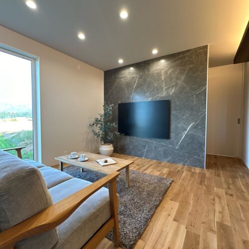 リビングの壁掛けテレビの壁面には、大理石調のタイルを貼ってラグジュアリーな空間に（＾－＾）☆  テレビボードいらずなので圧迫感がなく、お部屋をスッキリと！テレビ下のスペースも有効活用できますね。