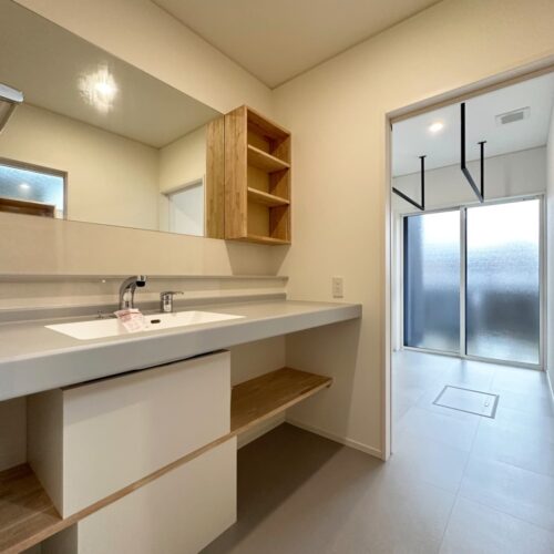 アイカの洗面カウンターは、170㎝程の広さがあるので朝の忙しい時間も渋滞になりにくい(*^^*)  洗面所の奥にはサンルームを。  このサンルーム、キッチンに繋がっているので家事動線もバッチリです！